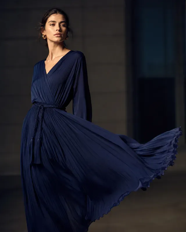 Fashion Editorial Textile Motion Builders
