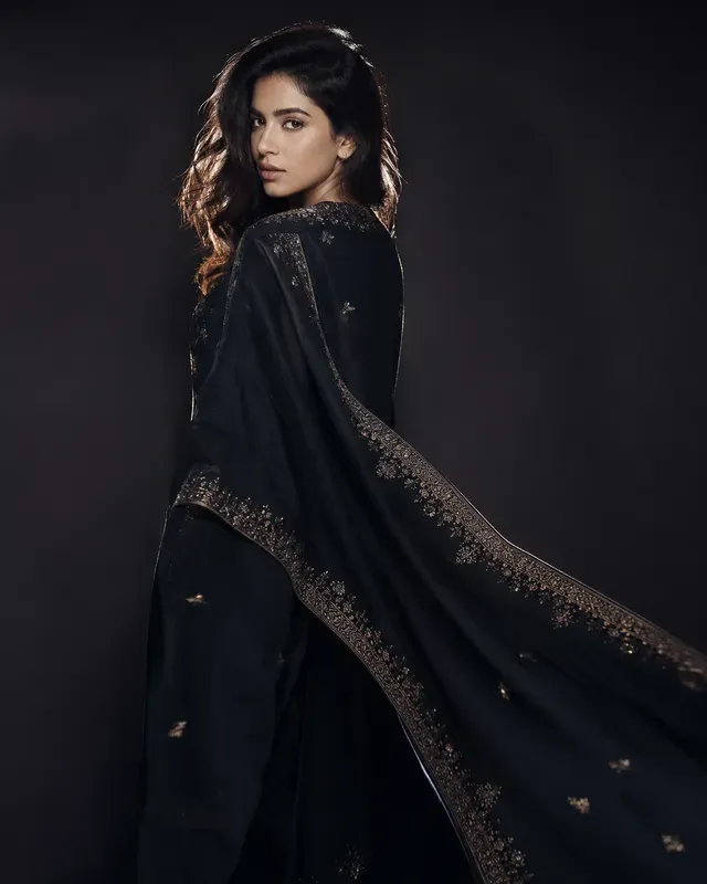 Fashion Editorial Textile Motion Builders