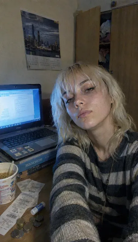 Realistic Am Room Selfies