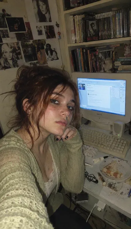 Realistic Am Room Selfies