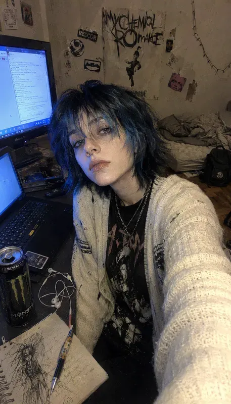 Realistic Am Room Selfies