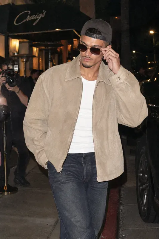 Hollywood Paparazzi Become The Celebrity