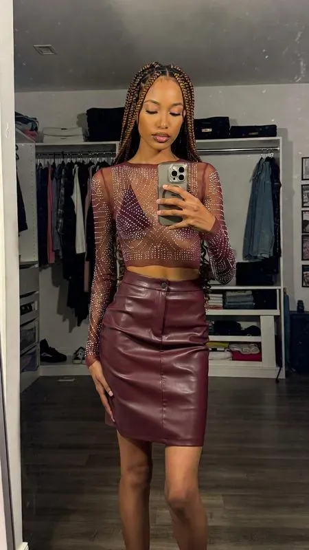 Ultrarealistic Influencer Mirror Selfies