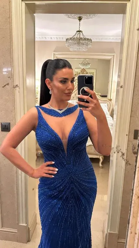 Ultrarealistic Influencer Mirror Selfies