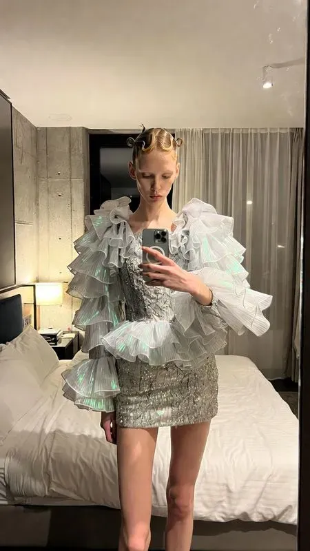 Ultrarealistic Influencer Mirror Selfies
