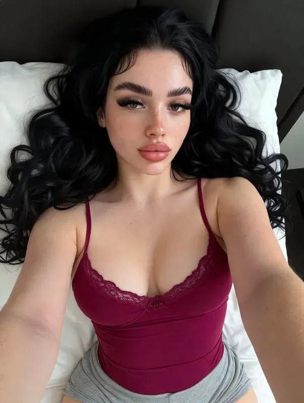 Beautiful Instagram Girls Take Selfies