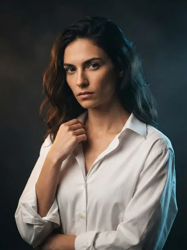 Cinematic Dualcolor Studio Portraits