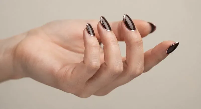 Minimalist Solid Color Nail Art