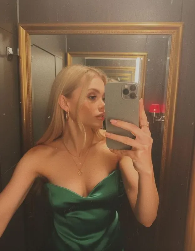 Flux Influencer Mirror Selfies