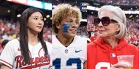 Live Stadium Jumbotron Reaction Videos veo prompt mini thumbnail